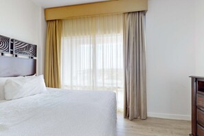 2 bedrooms, WiFi, bed sheets - 9th-floor condo with lagoon pool, hot tub & large balcony (Miramar Beach)