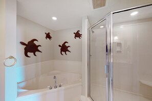 Shower, towels - Serene condo with washer/dryer, pool, hot tub, WiFi, & patio - snowbird friendly (Fort Walton Beach)