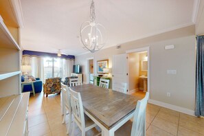 Dining - Serene condo with washer/dryer, pool, hot tub, WiFi, & patio - snowbird friendly (Fort Walton Beach)