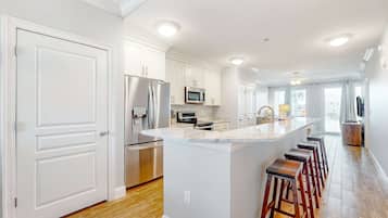 Geladeira, micro-ondas, fogão, cooktop