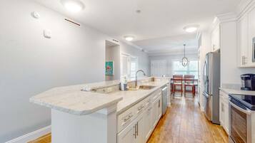 Geladeira, micro-ondas, fogão, cooktop