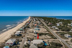 Beach nearby - Cozy coastal condo with loft,  shared pool and beach access (St. George Island)