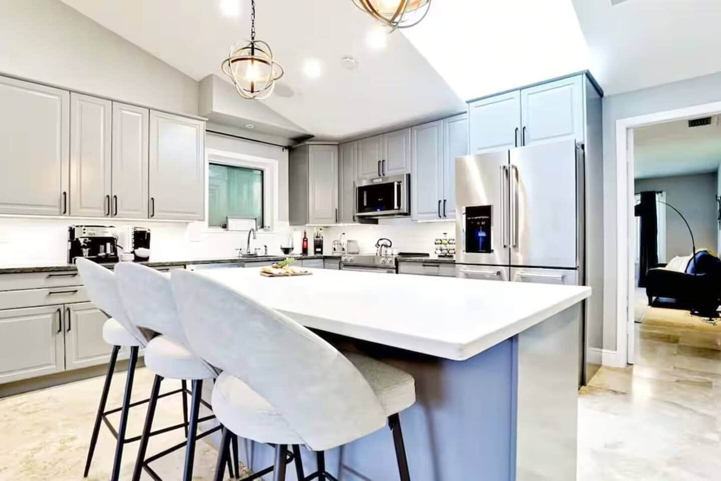 Jääkaappi, mikroaaltouuni, uuni, liesi