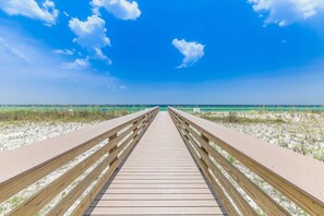 On the beach - Blu 301 - Third-floor, Gulf-view condo with pool and hot tub access, central AC, & W&D (Fort Walton Beach)
