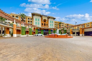 Property grounds - Gorgeous Gulfview condo with full kitchen, shared pool and beach access (Fort Walton Beach)