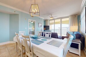 TV, offices - Gorgeous Gulfview condo with full kitchen, shared pool and beach access (Fort Walton Beach)