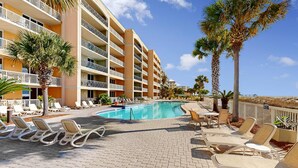 Ein Hotelpoolbereich mit Liegestühlen und Schwimmbecken.
