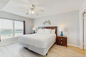2 bedrooms, iron/ironing board, WiFi, bed sheets - Lovely and Convenient Home In Beachfront Complex w/Shared Pool, WiFi, AC, & W/D (Fort Walton Beach)