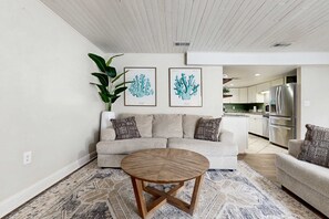 TV, fireplace, offices - Gorgeous coastal townhome with outdoor space & close to beach (Fort Walton Beach)