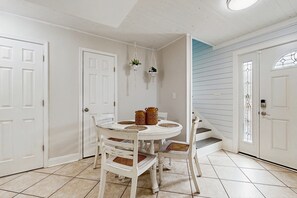 Dining - Gorgeous coastal townhome with outdoor space & close to beach (Fort Walton Beach)