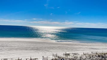 Una spiaggia nelle vicinanze