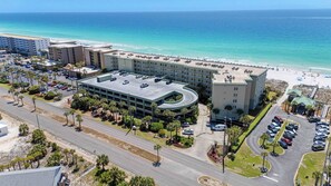 Ein Hotel mit gebogener Tiefgarage, direkt am Strand und Blick aufs Meer.