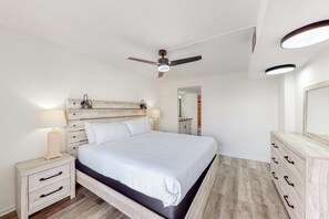 2 bedrooms, WiFi, bed sheets - El Matador 546 - Beachfront condo with two pools, sauna, & tennis court access - scenic balcony (Fort Walton Beach)