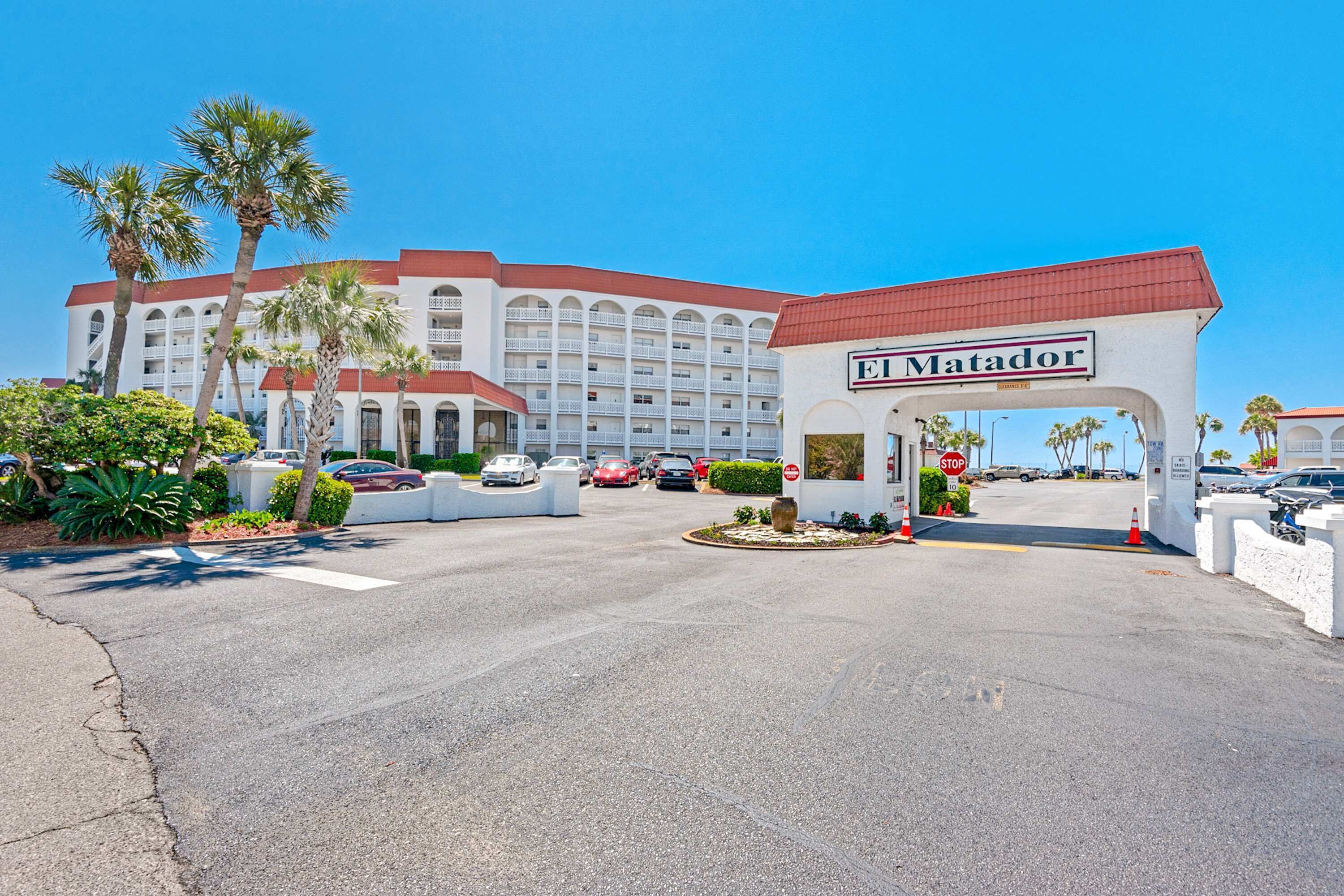 Ein Hotel mit rotem Dach und einem Schild mit der Aufschrift 'El Matador'.
