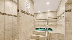 Wellnessbereich mit Pool, gefliesten Wänden und einem Schild mit den Spa-Regeln.