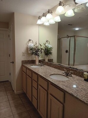 Shower, towels - Legacy Tower Two 1103 overlooking the Gulf Coast. (Gulfport)
