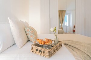 2 habitaciones, tabla de planchar con plancha, cunas y ropa de cama 