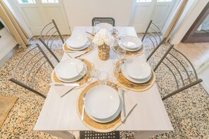 Apartamento (2 Bedrooms) | Sala de jantar