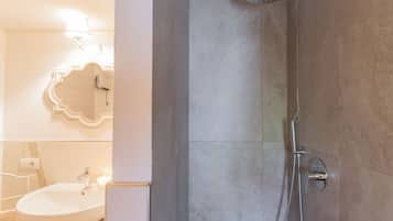 Apartamento (2 Bedrooms) | Baño | Ducha, bidé, toallas y papel higiénico