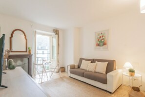 Appartement (2 Bedrooms) | Woonruimte | Een 32-inch smart-tv met digitale zenders