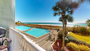 Zona de piscina con vista a la playa y al océano.