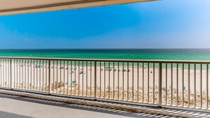 Un balcone con vista sulla spiaggia e sull'oceano.