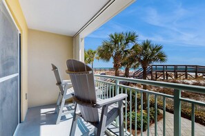 Property grounds - Beachfront Condo, gorgeous views, shared pool and beach access (Fort Walton Beach)
