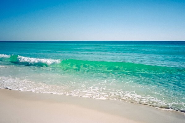 On the beach - Beachfront Condo, gorgeous views, shared pool and beach access (Fort Walton Beach)