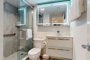 Shower, hair dryer, towels - Beachfront Condo, gorgeous views, shared pool and beach access (Fort Walton Beach)