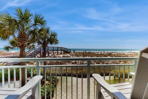 Property grounds - Beachfront Condo, gorgeous views, shared pool and beach access (Fort Walton Beach)