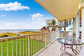 Property grounds - Beautiful beachfront home with shared pool and beach access (Fort Walton Beach)