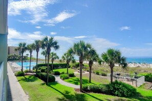 Terrace/patio - Beautiful beachfront home with shared pool and beach access (Fort Walton Beach)