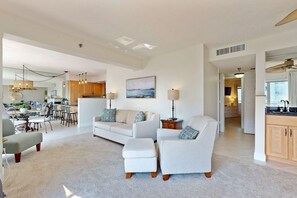 TV, offices - Stunning oceanfront condo with access to a shared pool and private beach entry (Fort Walton Beach)