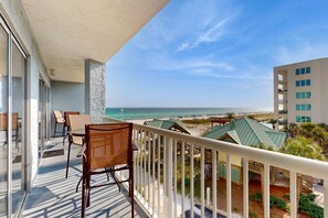 Property grounds - Stunning oceanfront condo with access to a shared pool and private beach entry (Fort Walton Beach)