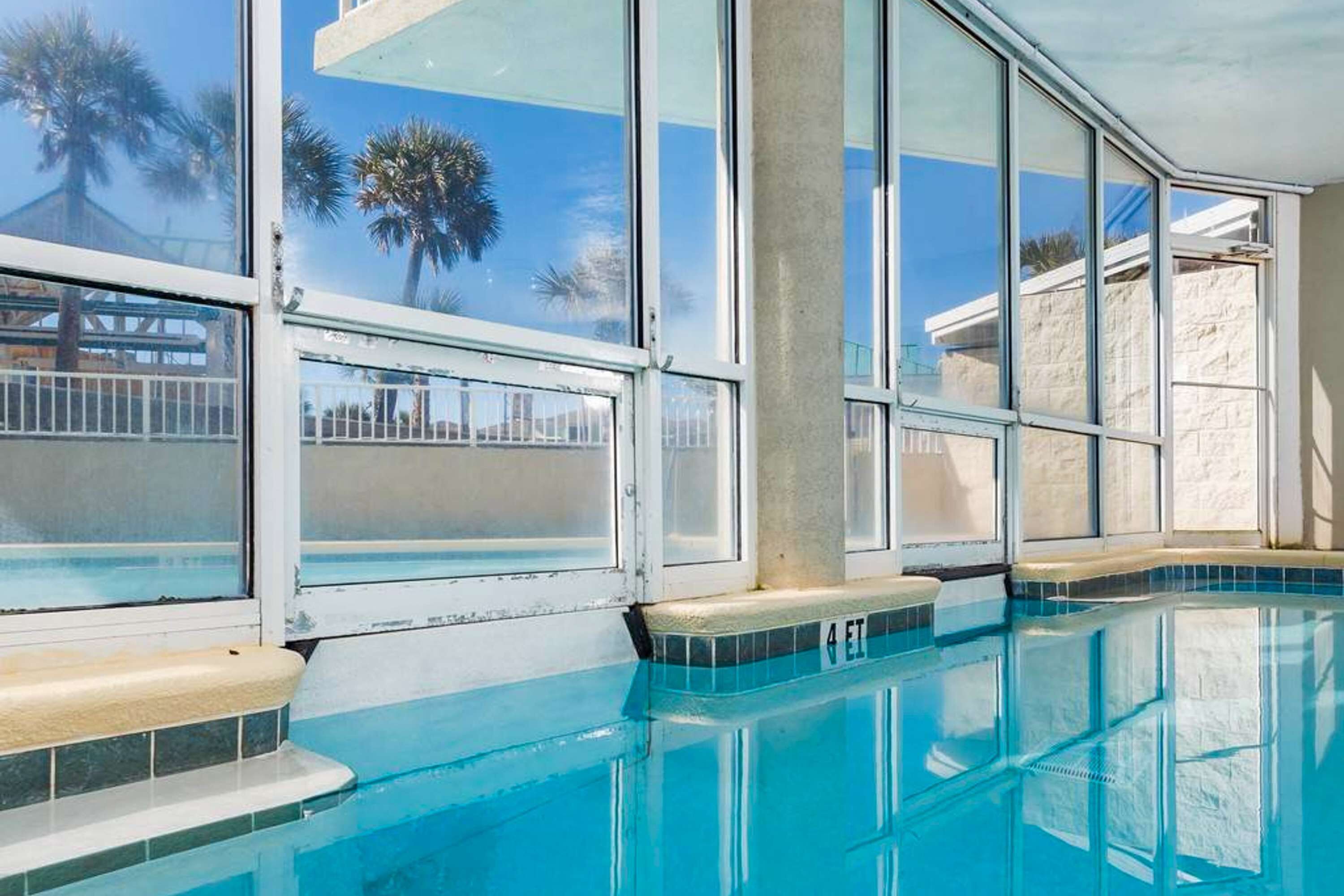 Ein heller Innenpool mit großen Fenstern, einer gefliesten Kante und der sichtbaren Poolnummer.