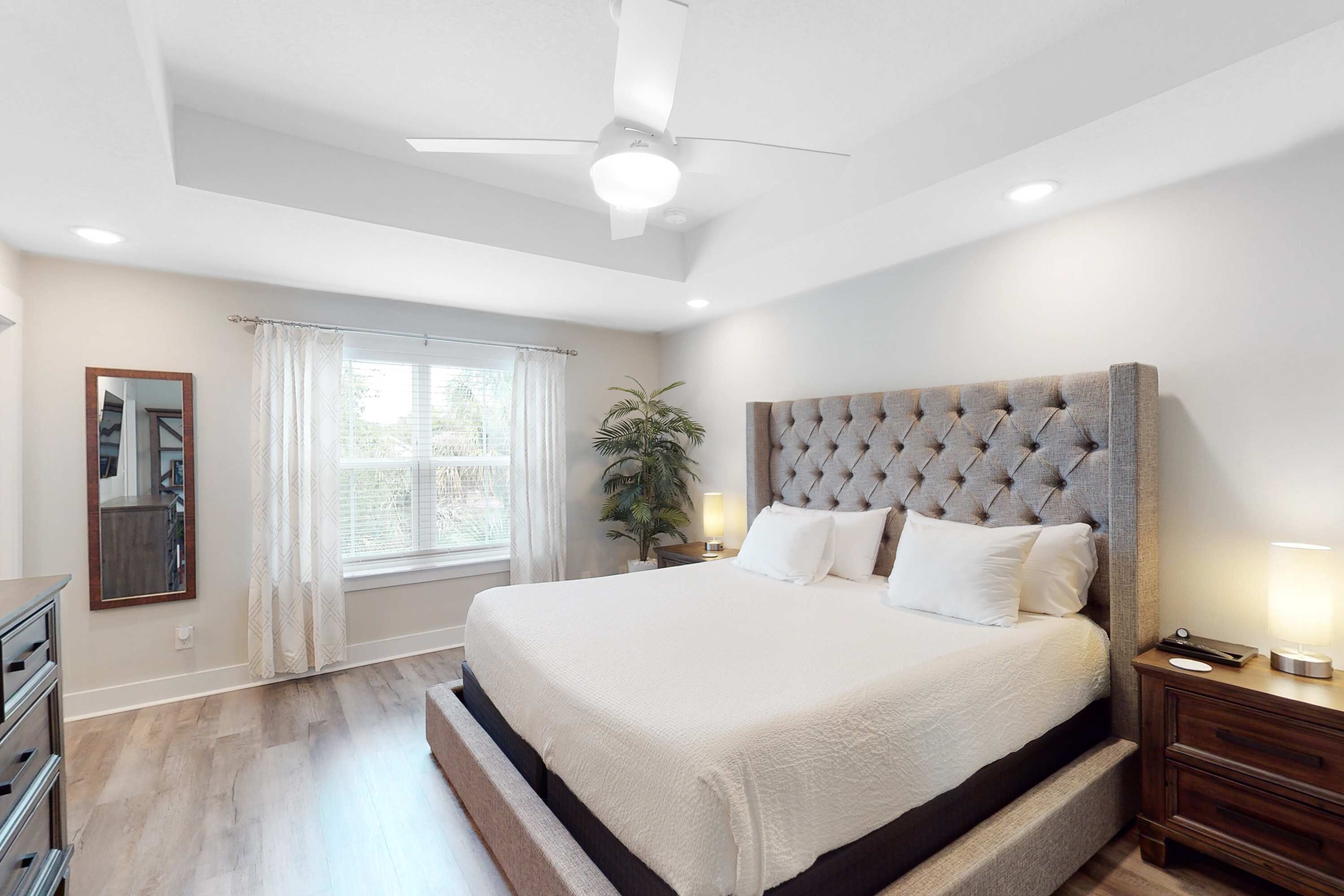 Escrivaninha, ferros/tábuas de passar roupa, Wi-Fi, roupa de cama