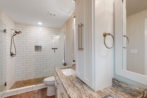 Stylish, dog-friendly townhome with firepit & enclosed yard - blocks to downtown