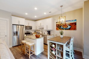 Fridge, microwave, oven, stovetop - Stylish, dog-friendly townhome with firepit & enclosed yard - blocks to downtown (Pensacola)