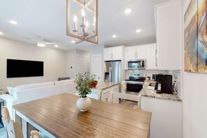 Interior - Stylish, dog-friendly townhome with firepit & enclosed yard - blocks to downtown (Pensacola)