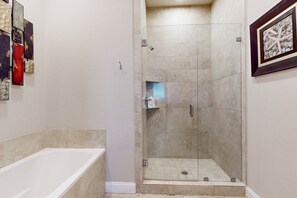 Shower, towels - Beautiful Third-floor Condo with Private Balcony, Shared Pool & Hot Tub, Central AC (Miramar Beach)