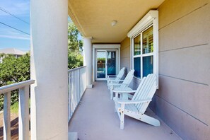 Terrace/patio - Spacious condo with patio, shared pool, beach access & Wifi (Miramar Beach)