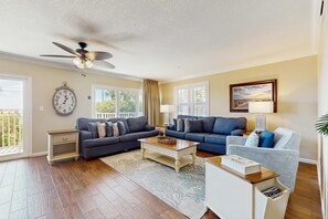 TV, offices - Spacious condo with patio, shared pool, beach access & Wifi (Miramar Beach)