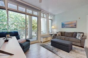 TV, DVD player, offices - Open and attractive condo near beach with shared pool & hot tub (Miramar Beach)