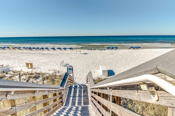 Beach nearby - Gulfside condo with wifi, private balcony, central ac, W&D, pool, and hot tub (Miramar Beach)