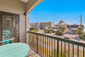 Property grounds - Gulfside condo with wifi, private balcony, central ac, W&D, pool, and hot tub (Miramar Beach)