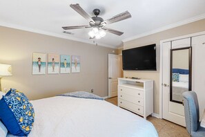 4 bedrooms, desk, iron/ironing board, WiFi - Sunny Home with Private Patio, Outdoor Pool, Grill, Shared Beach Access, Fast WiFi (Miramar Beach)