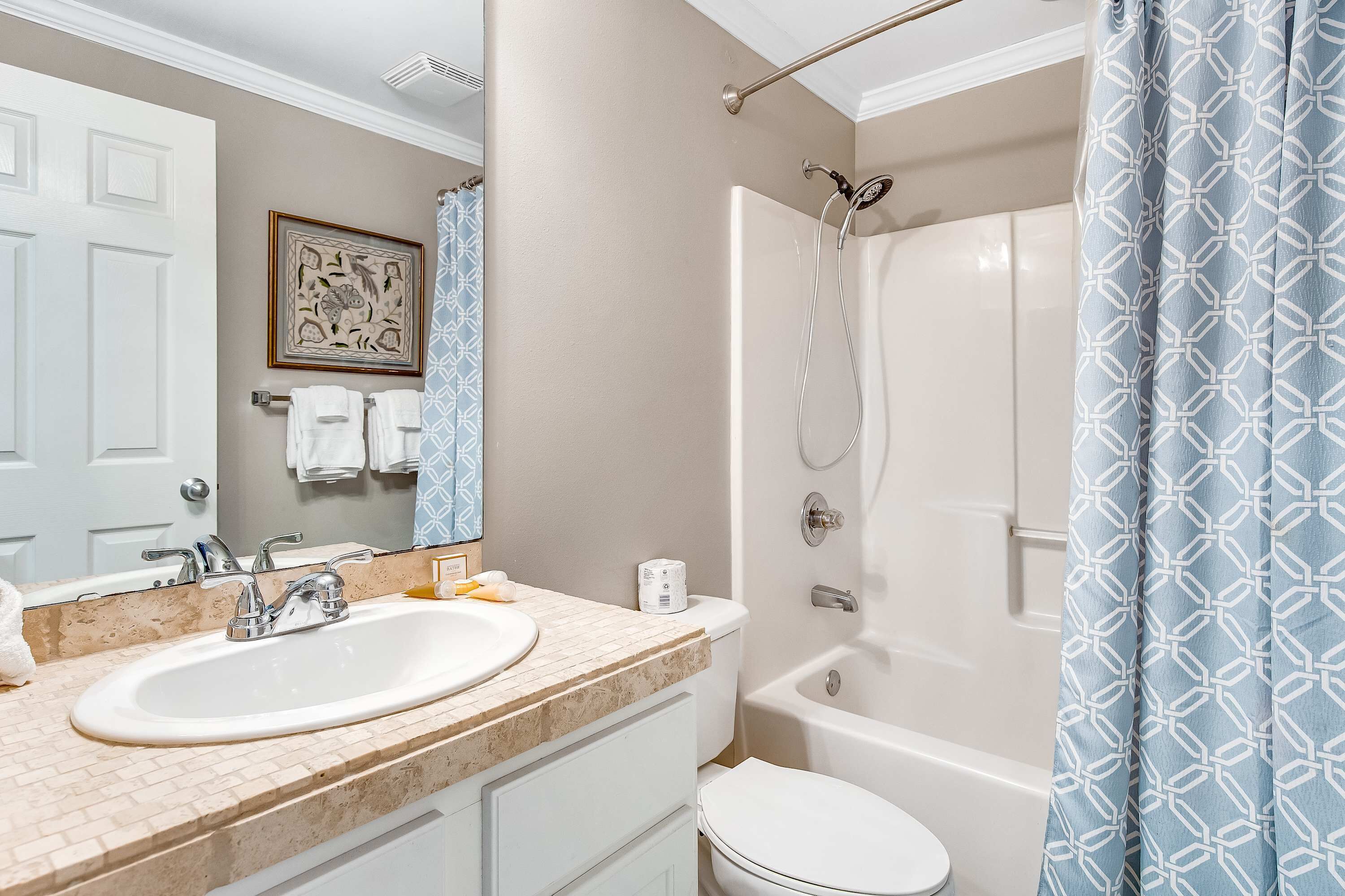 Un baño con lavamanos, inodoro y bañera.