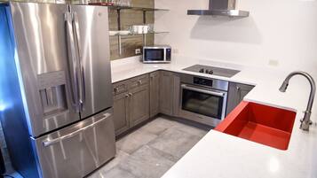 Réfrigérateur, micro-ondes, four, plaque de cuisson