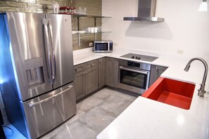 Réfrigérateur, micro-ondes, four, plaque de cuisson