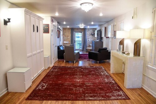 Alabama Boutiq Hotel: St Nick Suite, kit & balcony